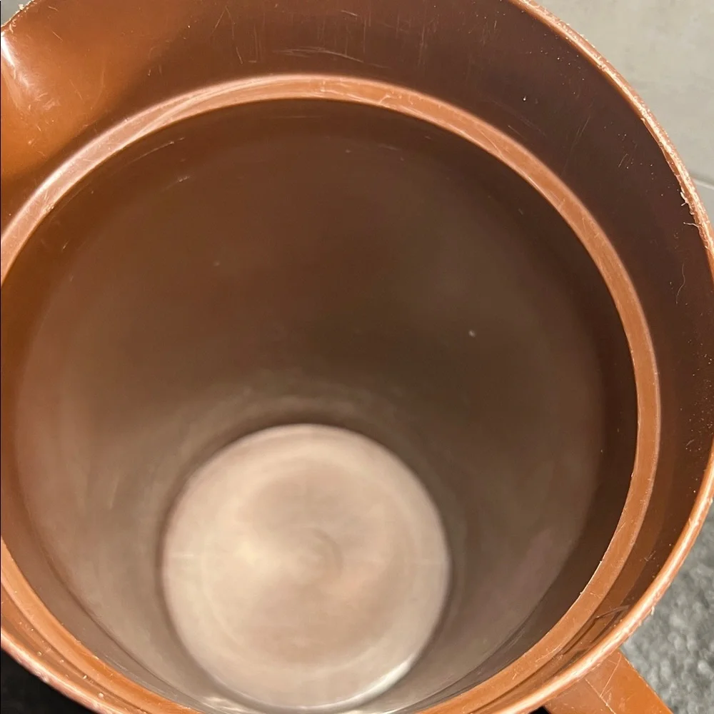 Tupperware 2 qt Brown Pitcher with Lid. Good condition